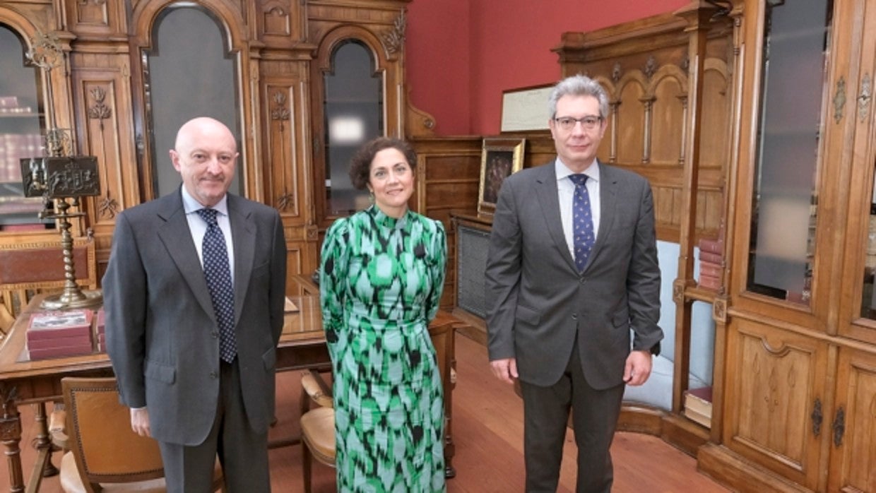 Carmen Vela, junto a los notarios Manuel Seda y Salvador Torres, en el despacho del fundador de ABC