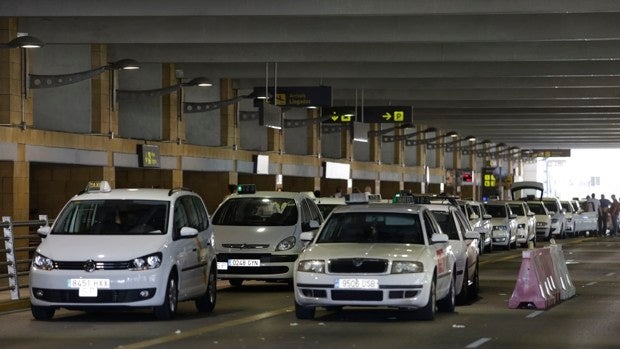 Guerra en los taxistas del aeropuerto de Sevilla: la asociación que controla la parada se parte en dos