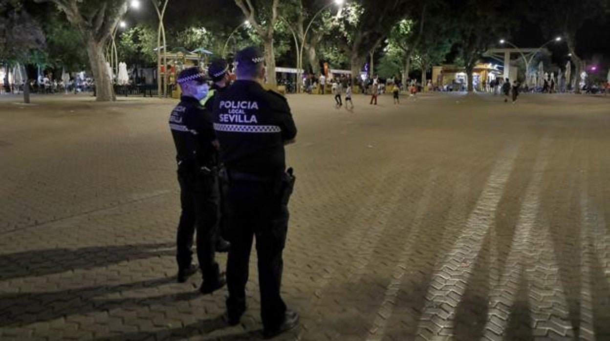 Varios agentes de la Policía Local, vigilando en la Alameda de Hércules