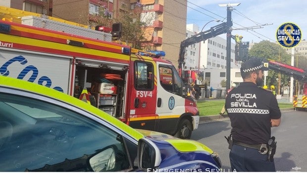 El tranvía de Sevilla interrumpe sus servicios en Ramón y Cajal por un fallo en la catenaria