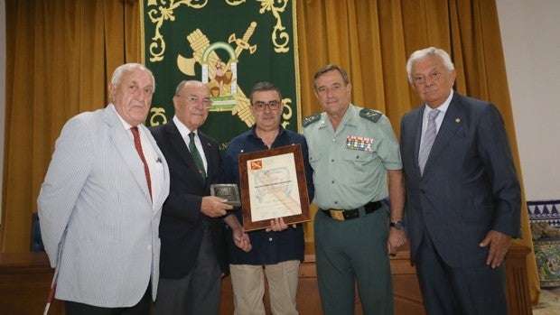 Francisco Robles, socio de honor de los amigos de la Guardia Civil