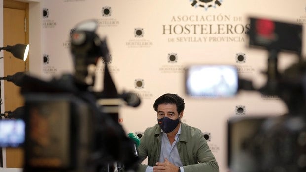 Los hosteleros de Sevilla ven desproporcionado que les multen con 60.000 euros por tirar desperdicios