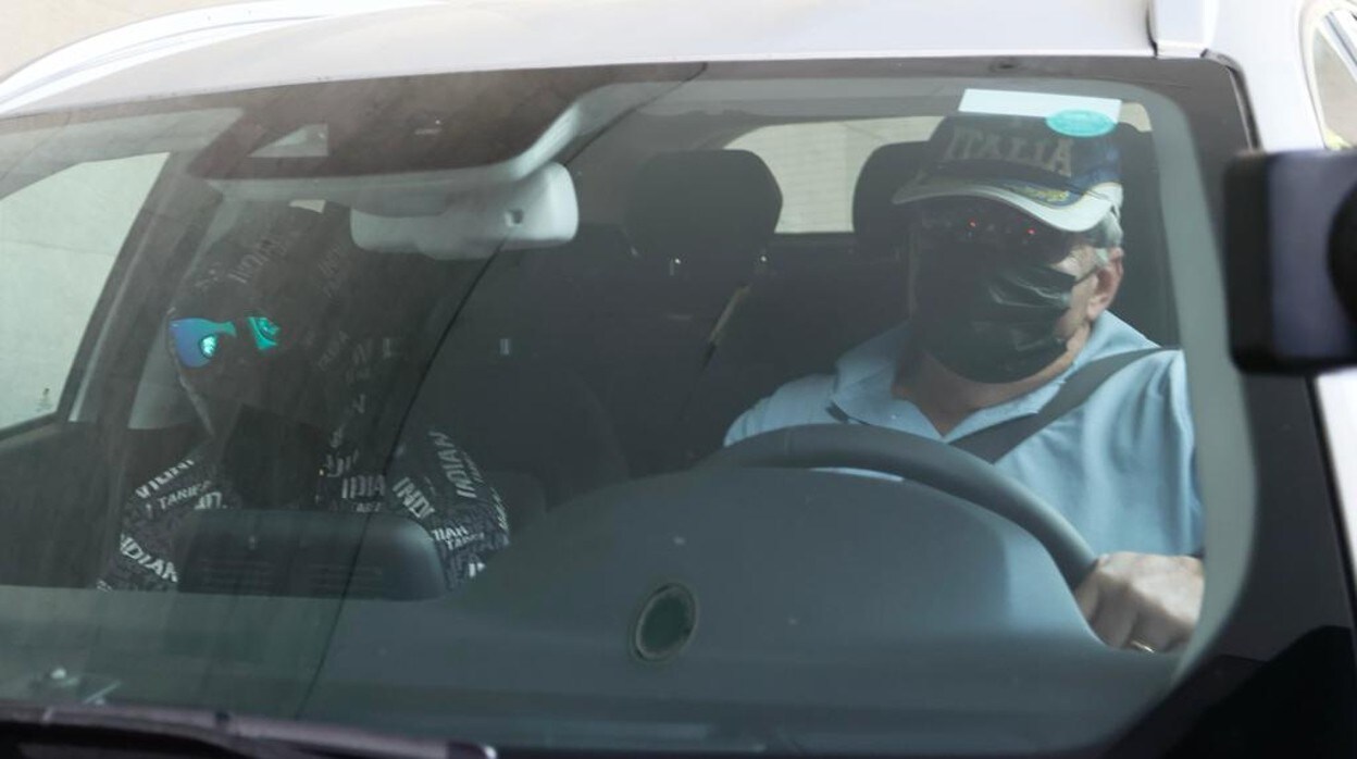 El Cuco accediendo a los juzgados en coche y cubriendo su rostro con gafas de sol