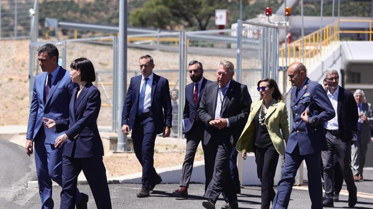 Pedro Sánchez y la ministra Diana Morant, este jueves en un centro de entrenamiento aeroespacial en Madrid