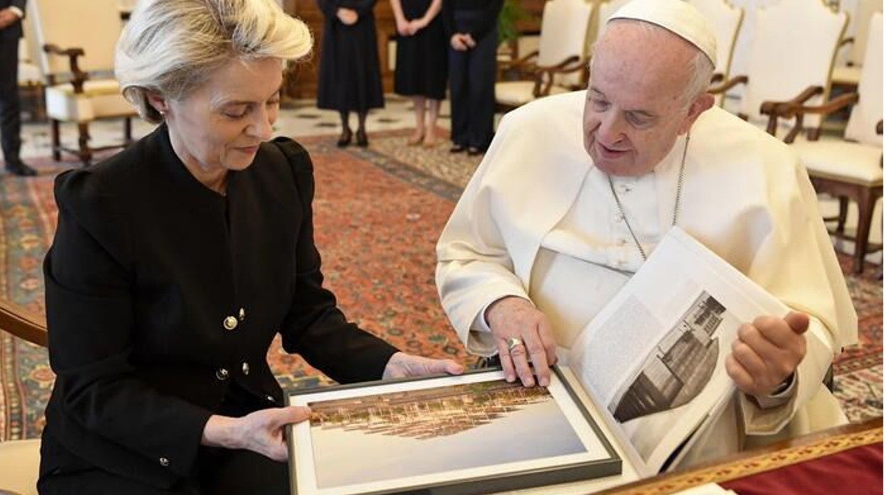 Ursula Von Der Leyen muestra el centro de Sevilla al Papa Francisco