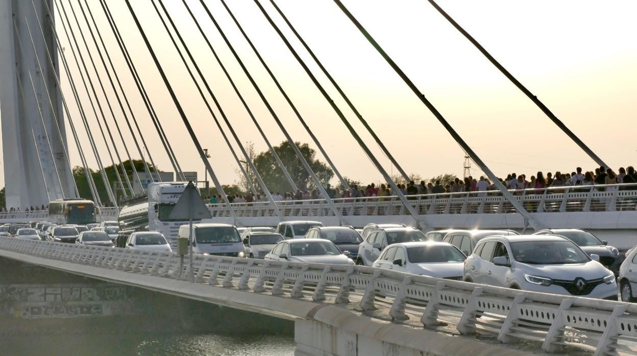 Tráfico en el puente de Alamillo al caer la tarde