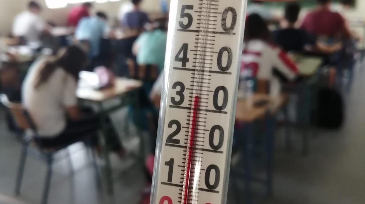 El termómetro a 33 grados en el instituto Nicolás Copérnico de Écija