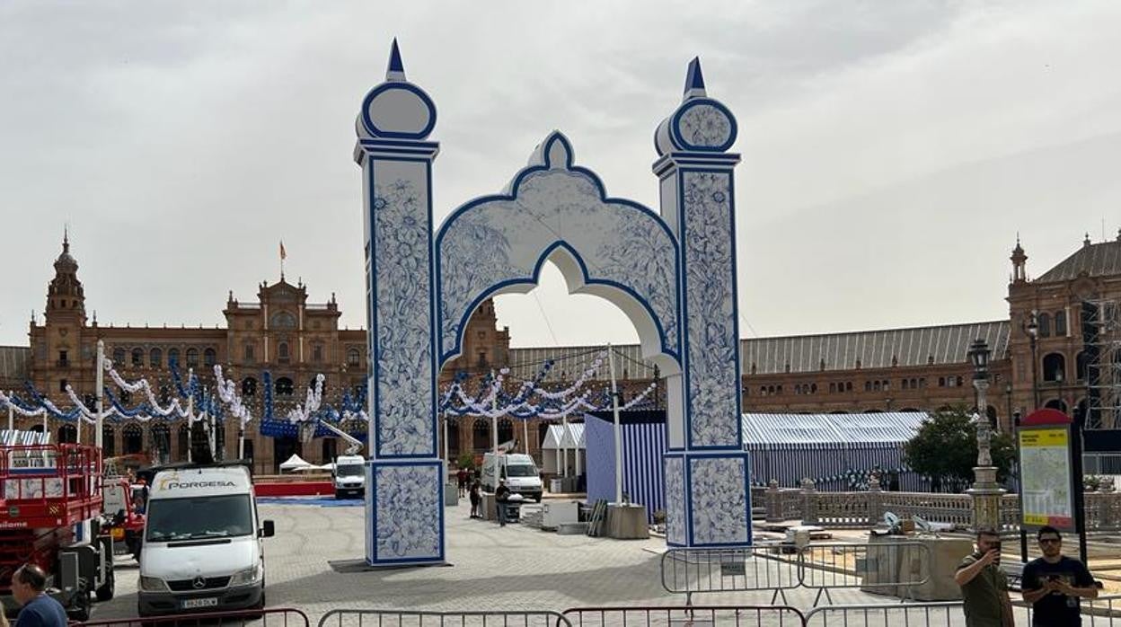 Portada de feria instalada en la Plaza de España para el desfile de Dior