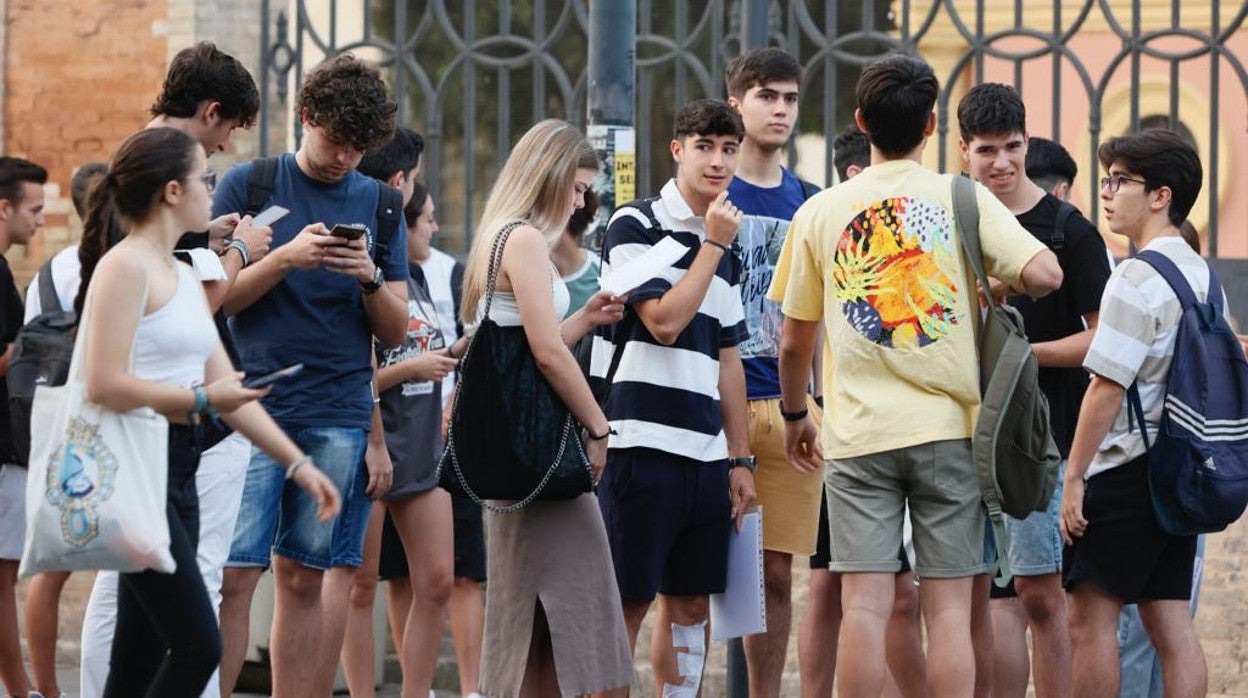 Estudiantes en las puertas de la Universidad de Sevilla en la Selectividad 2022