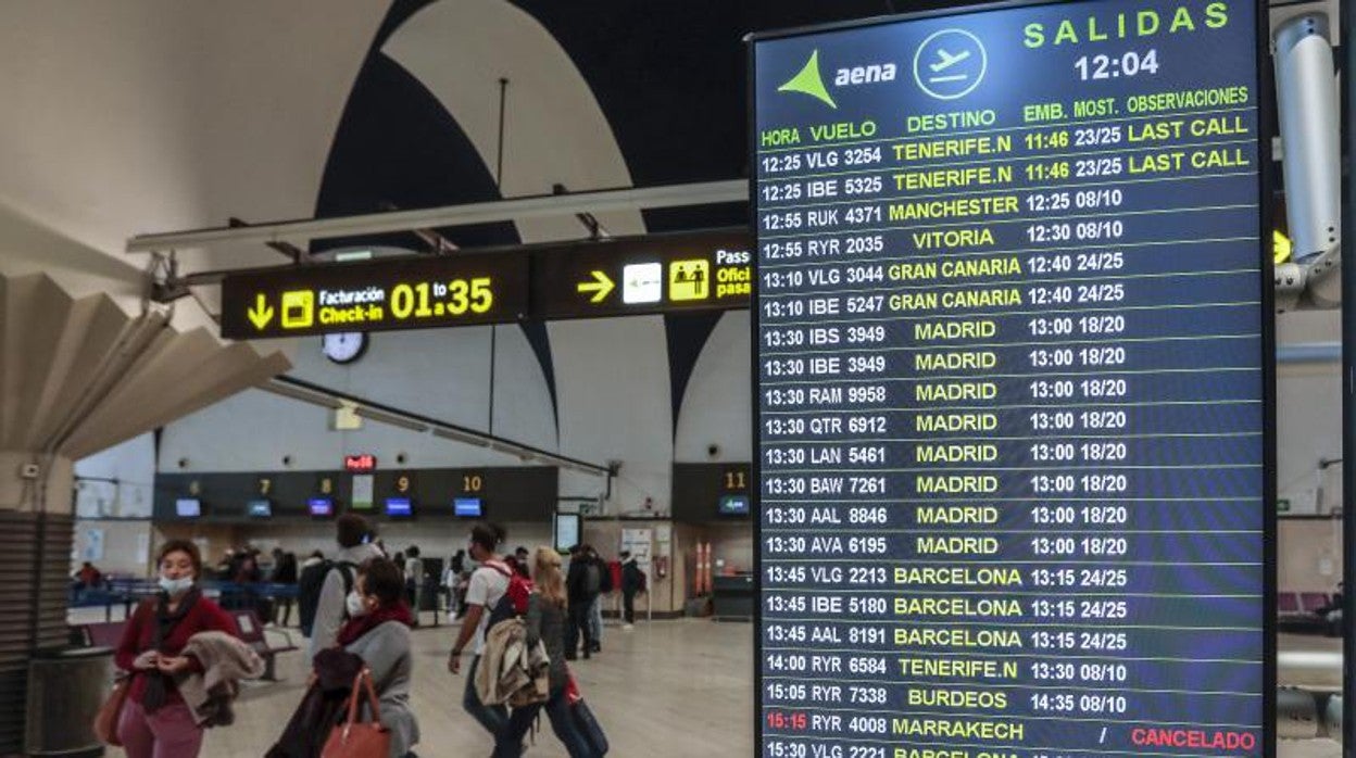 Usuarios en el vestíbulo del aeropuerto de Sevilla