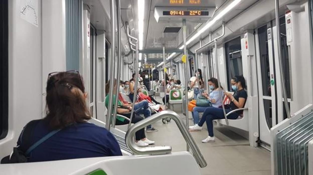 Imagen de archivo de un vagón del Metro de Sevilla, con incidencia técnica este viernes