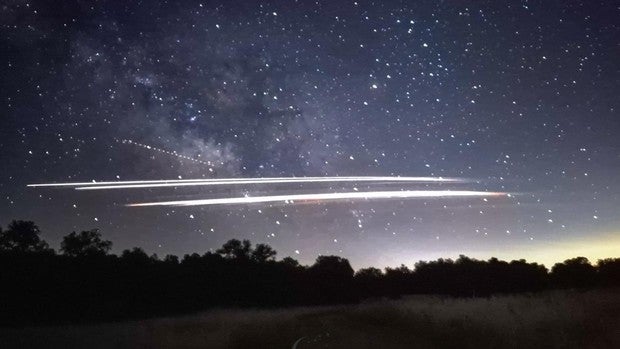 ¿Es un meteoro? ¿Es un ovni? Los sevillanos, sorprendidos por unos 'meteoritos' que iluminaban el cielo