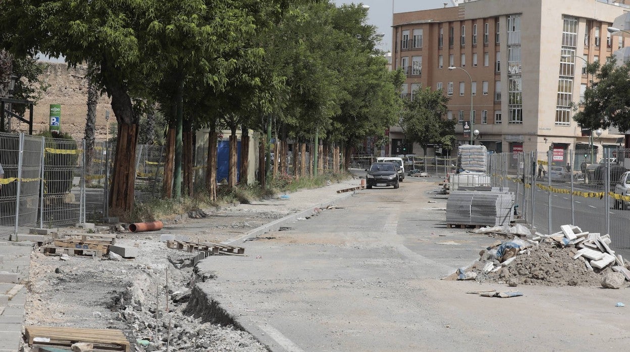 Las obras abarcan, con dos carriles cortados al tráfico, desde el Arco de la Macarena a la Trinidad