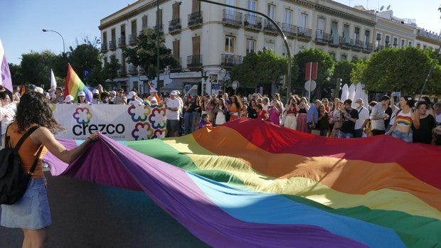 La cabalgata del Orgullo inundó Sevilla de alegría y color