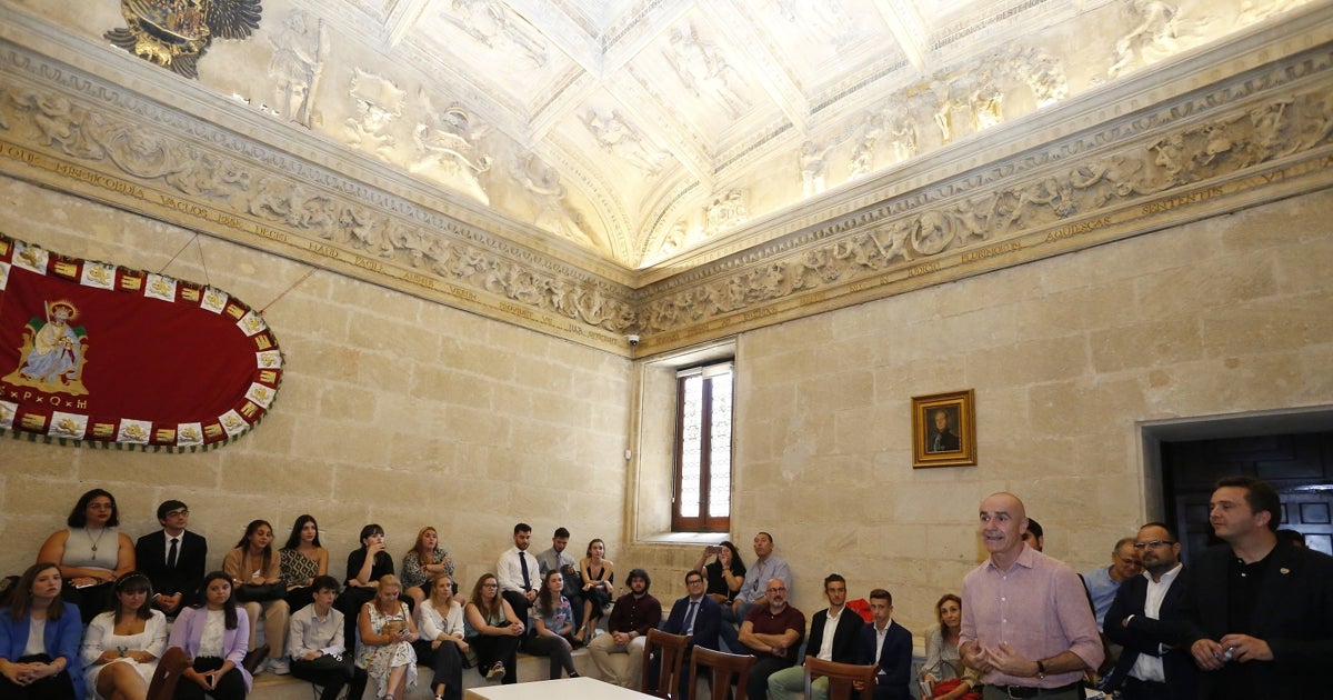 Los jóvenes participantes en la final en la Sala Capitular del Ayuntamiento