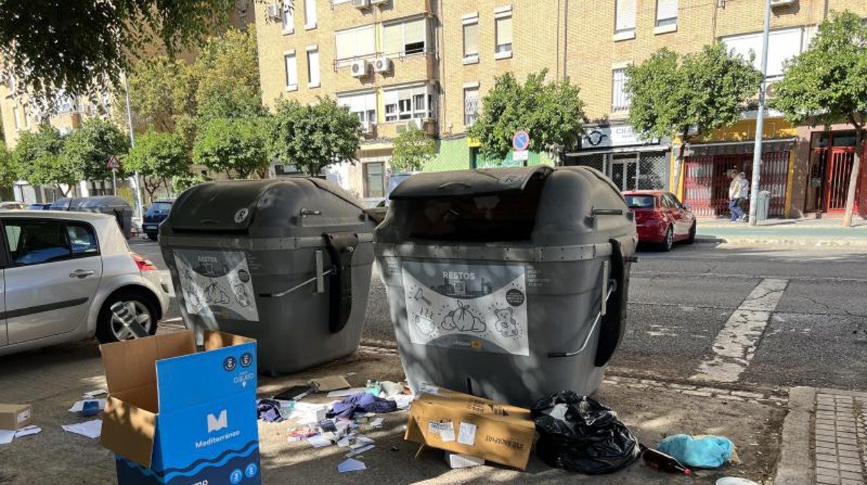 Suciedad alrededor de varios contenedores en una calle de Sevilla