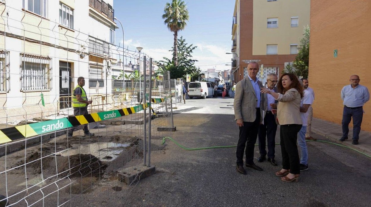 El alcalde de Sevilla, Antonio Muñoz, ha visitado este jueves las obras del barrio de Bellavista