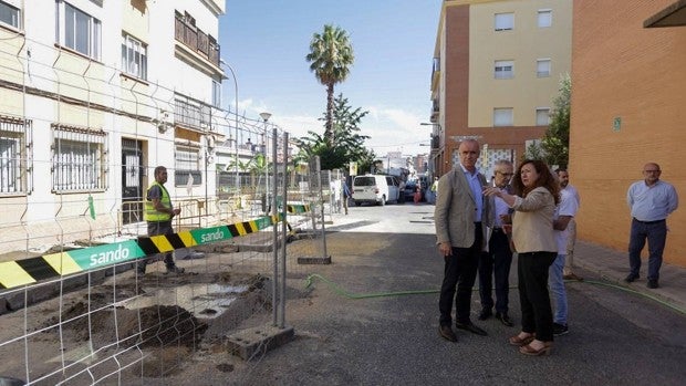 El Ayuntamiento de Sevilla invierte dos millones de euros para mejorar las aceras y las calzadas de los barrios