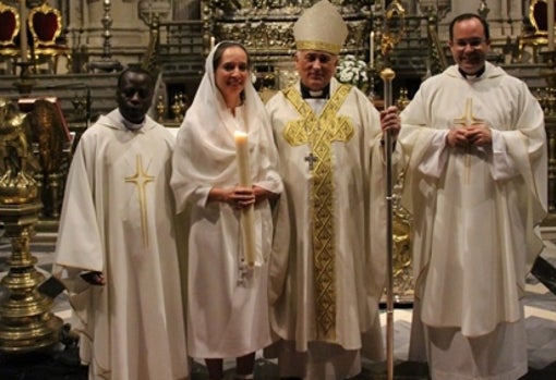 La nueva consagrada, con el cirio, junto al obispo de Cádiz, su director espiritual y el rector del seminario