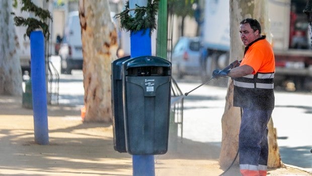 El absentismo en Lipasam ahonda las causas de la suciedad en las calles de Sevilla