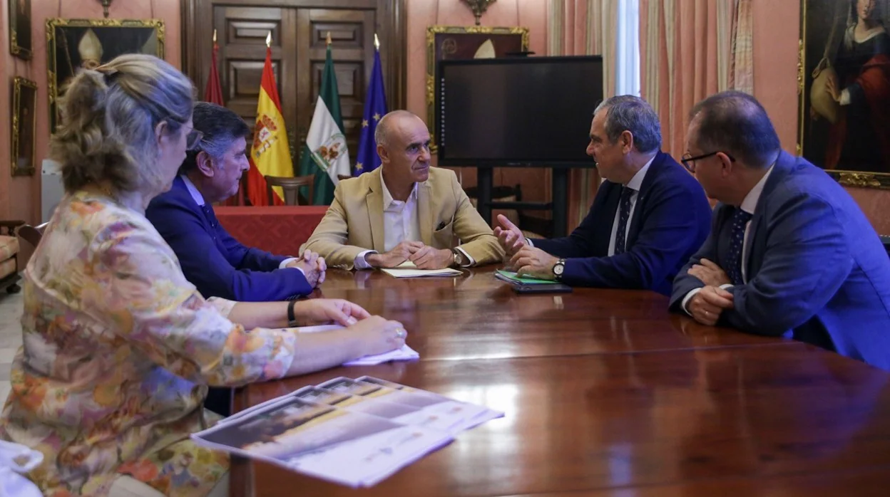 El alcalde, Antonio Muñoz, con miembros del Consejo General de Farmacéuticos