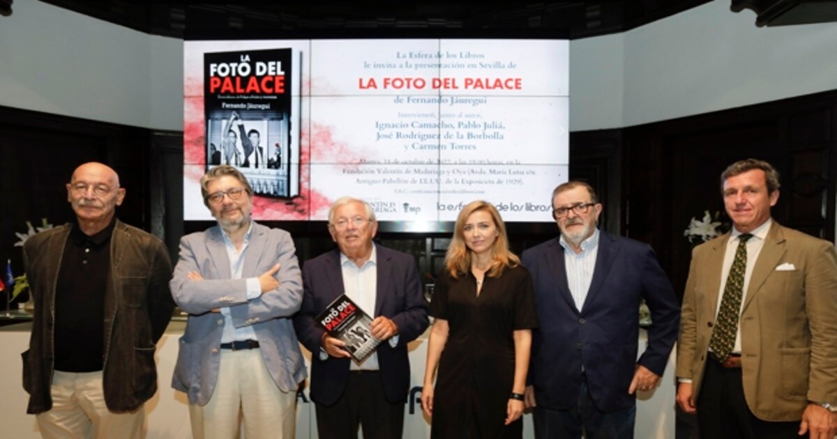 Fernando Jáuregui, en el centro, con el libro que presentó ayer en Sevilla