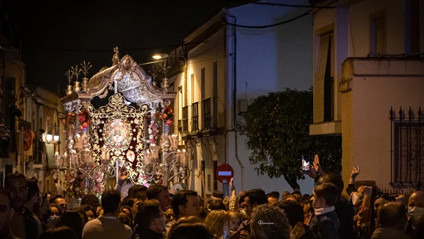 El simpecado de la Soledad de Castilleja de la Cuesta sale a las calles este sábado