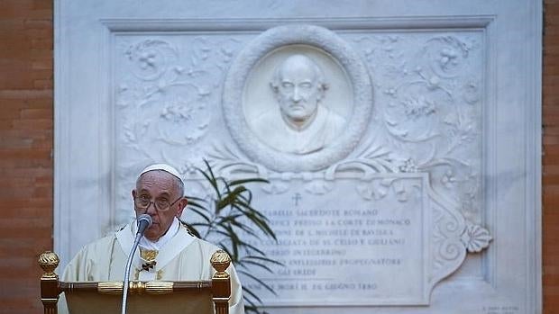 El Papa Francisco celebró misa en el cementerio romano del Verano