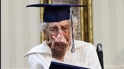 La abuela que logró su sueño a los 97 años: graduarse de secundaria