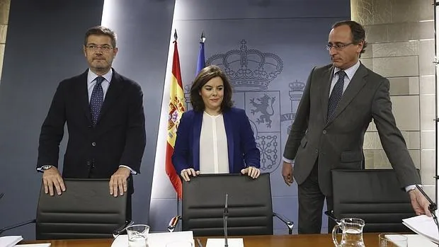 La vicepresidenta del Gobierno, Soraya Sáenz de Santamaría, y los ministros de Sanidad, Alfonso Alonso (d), y Justicia, Rafael Catalá (i), durante la rueda de prensa posterior a la reunión del Consejo de Ministros.