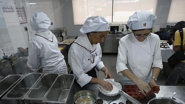 Un grupo de cocineros prepara un catering