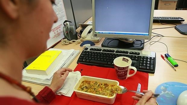 Se sigue pidiendo a las madres que hagan «tupperwares» de comida para llevar al trabajo