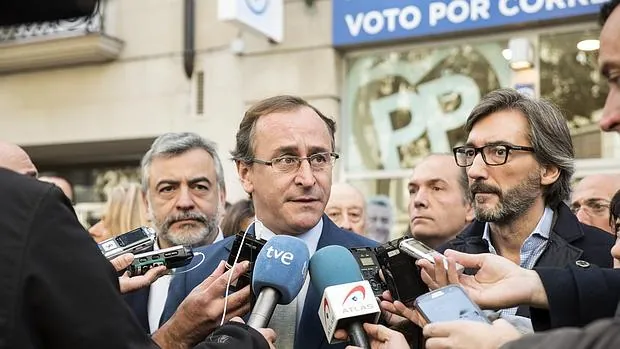El presidente del PP vasco y ministro de Sanidad, Alfonso Alonso, declara ante los medios de comunicación