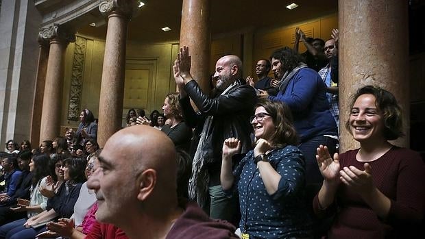 Ciudadanos portugueses celebran la aprobación en el Parlamento portugués