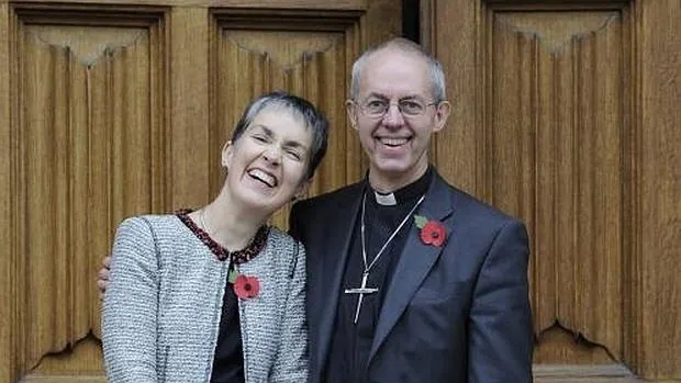 Justin Portal Welby, arzobispo de Canterbury, junto a su mujer Caroline en los jardines del palacio Lambeth de Londres