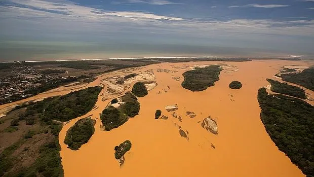 Desembocadura del río Doce en el Atlántico inundada por una riada de barro y residuos minerales, causada por la ruptura de un dique de la minera Samarco
