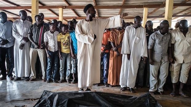 Un imán dirige el funeral del musulman, llamado Zacharia Adam, este martes