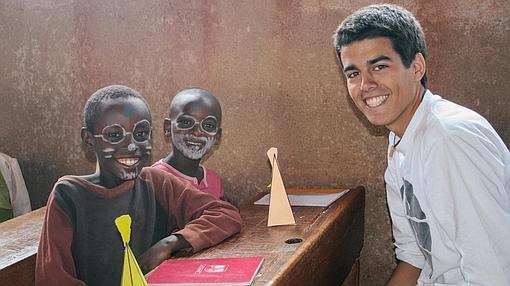 Gaspar González con dos alumnos de la escuela de Primaria que ayudó a construir en Ngozi, Burundi