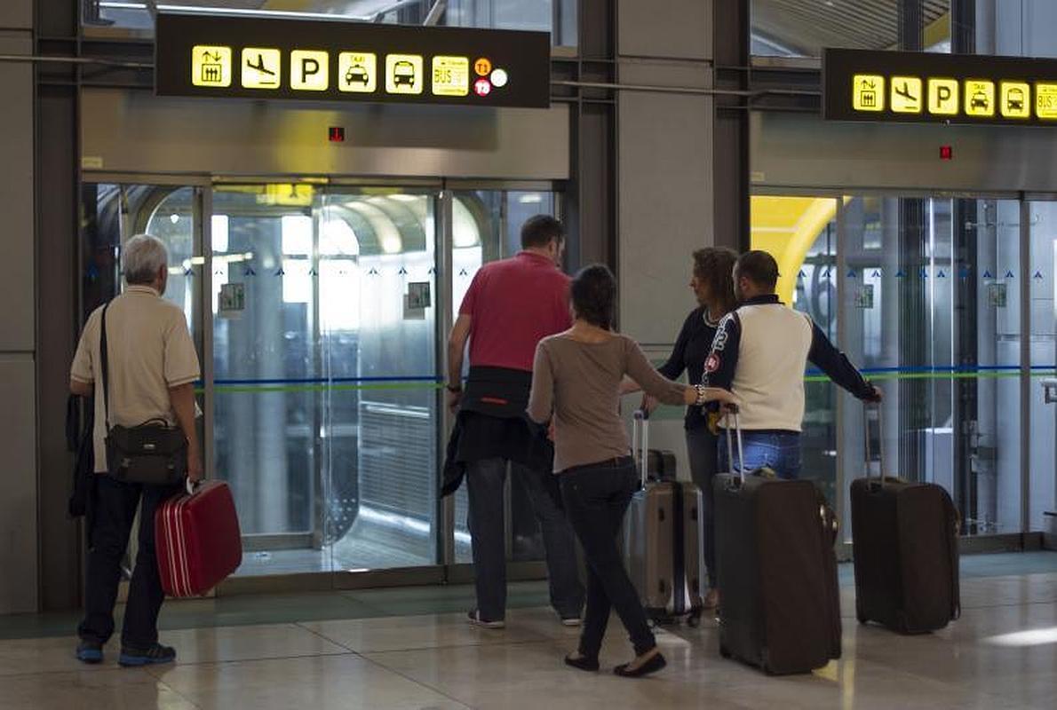 Jóvenes en el aeropuerto Adolfo Suárez de Madrid