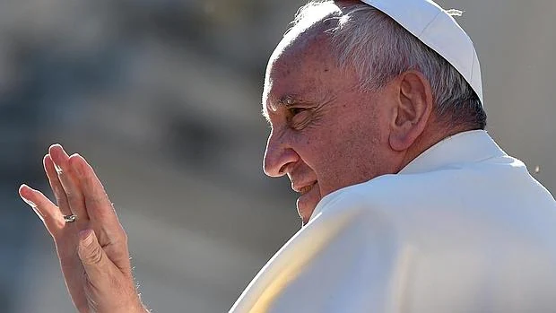 El papa Francisco saluda a los feligreses