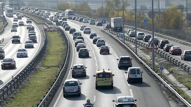 Tráfico en el Km 22 de la carretera de Extremadura a la salida de Madrid, en la jornada de inicio del puente de la Constitución