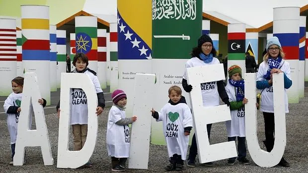 Niños muestran una pancarta de Adiós a los hidrocarburos (mensaje en francés) en el parque de Le Bourget, donde se celebró la Cumbre del Clima, a las afueras de París