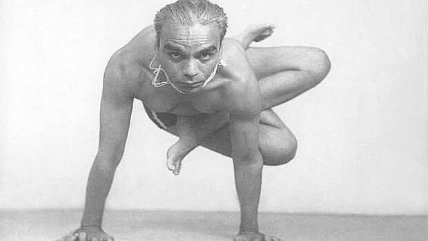 BKS Iyengar, en una de sus clases de yoga durante su juventud