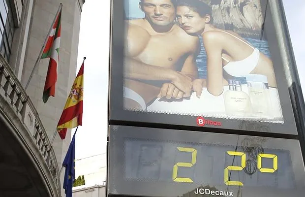 Un termómetro marca 22 grados centígrados este martes, en pleno Bilbao