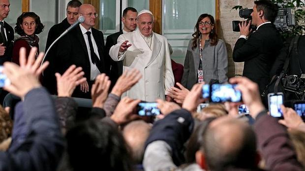 El papa Francisco saluda tras haber abierto la Puerta Santa de un albergue y comedor de Cáritas en Roma