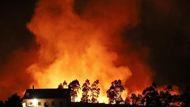 Fuego en el Monte Igueldo, en San Sebastián, donde como en toda la zona norte de la península se han desatado incendios en este sábado
