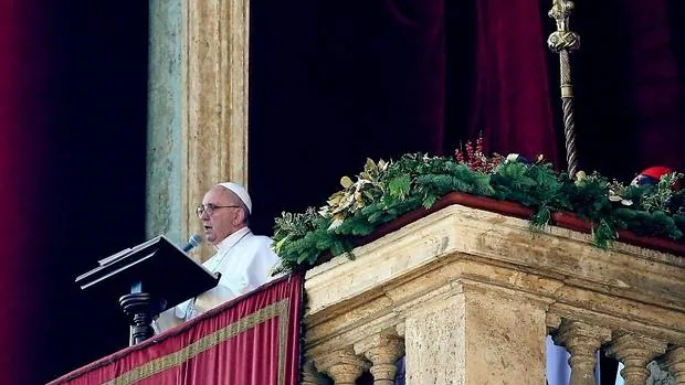 El papa Francisco durante la tradicional bendición «Urbi et Orbi» desde el balcón central de la Basílica de San Pedro del Vaticano