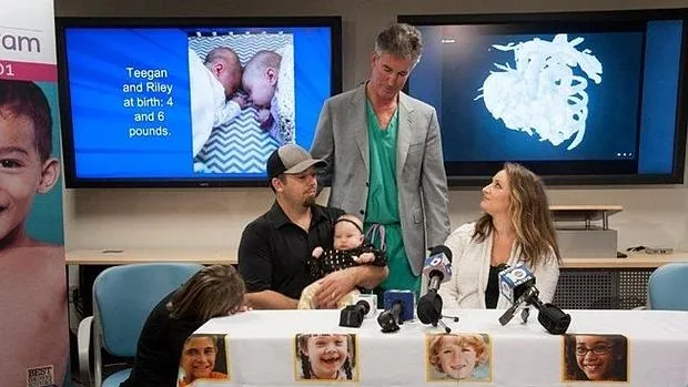La pequeña Teegan junto a sus padres en el centro médico donde fue operada