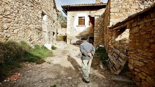 Martín Colomer, de 81 años, pasea por este poblado que llegó a tener 300 habitantes