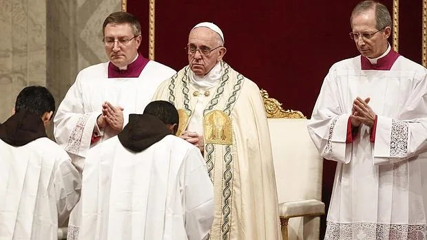 El papa Francisco celebra las Vísperas y la solemne ceremonia del Te Deum en la basílica de San Pedro en el Vaticano